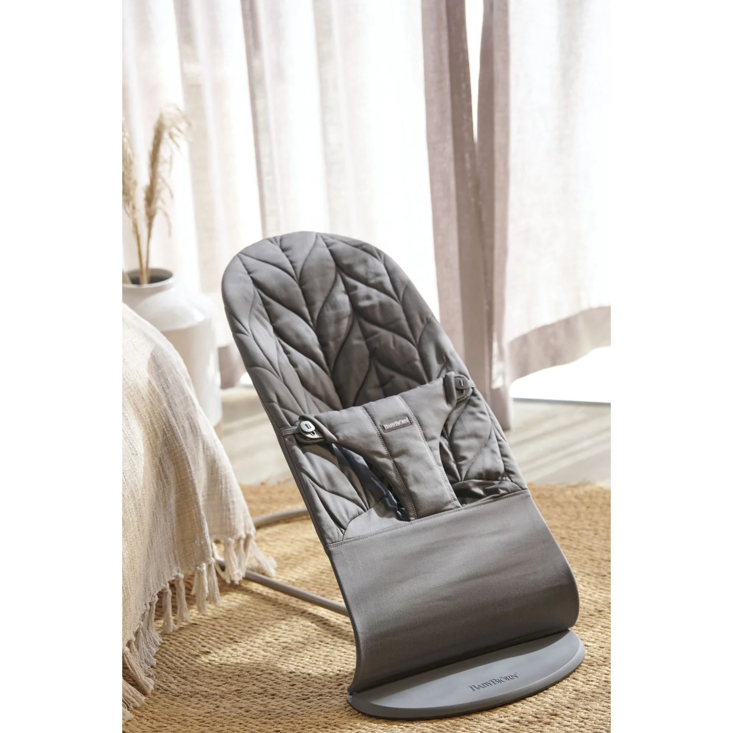 BabyBjörn Anthracite Grey Skråstol Bliss - Vævet, Blomsterbladsquilt - Image 15