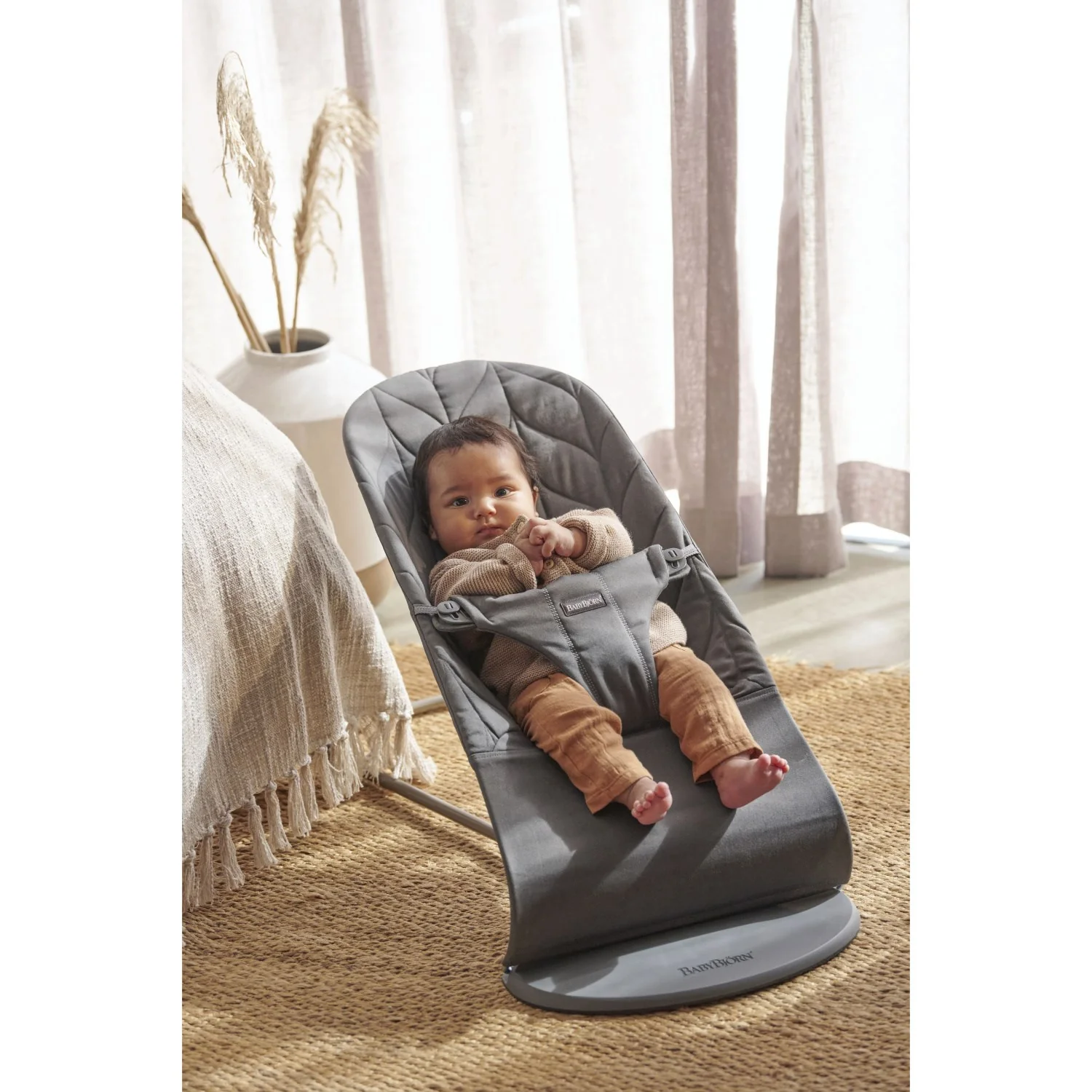 BabyBjörn Anthracite Grey Skråstol Bliss - Vævet, Blomsterbladsquilt - Image 16