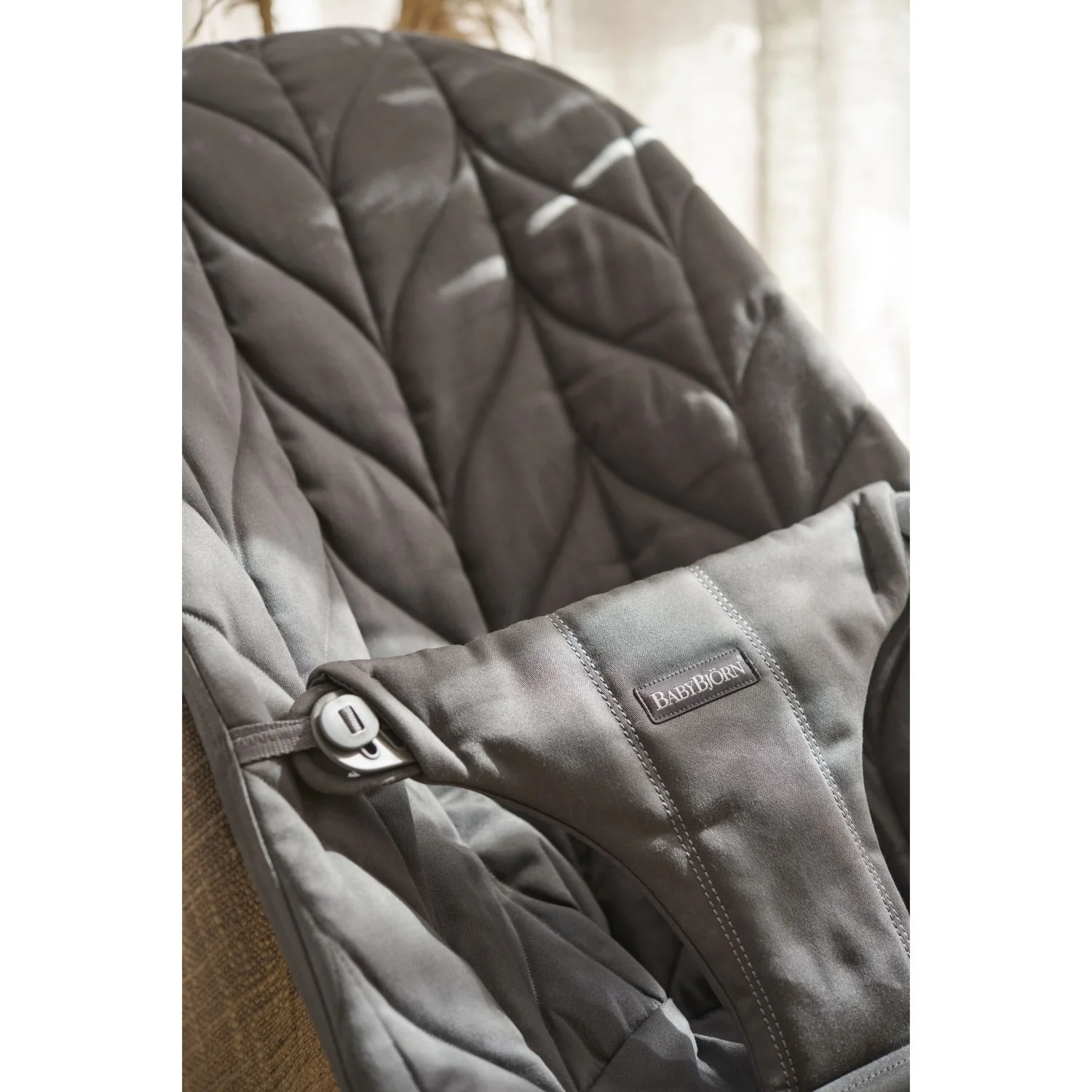 BabyBjörn Anthracite Grey Skråstol Bliss - Vævet, Blomsterbladsquilt - Image 17