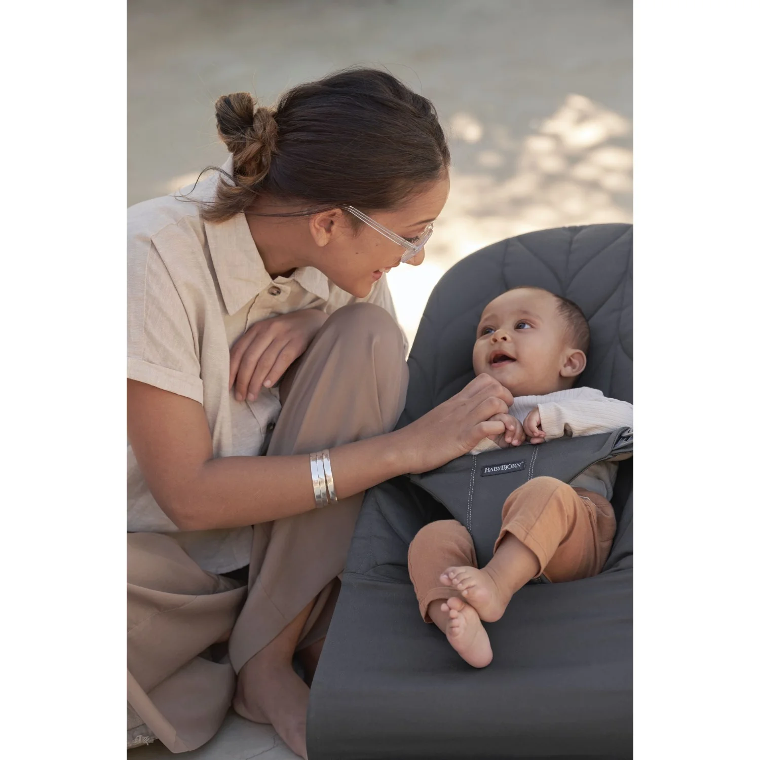 BabyBjörn Anthracite Grey Skråstol Bliss - Vævet, Blomsterbladsquilt - Image 21