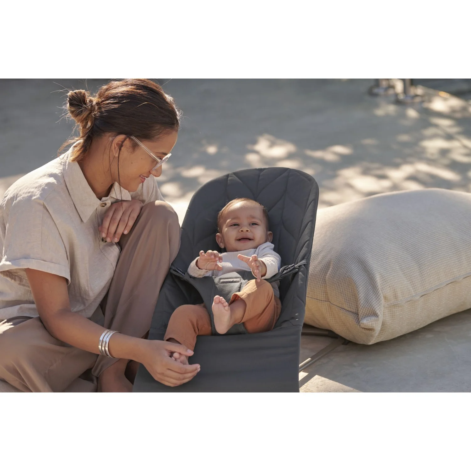 BabyBjörn Anthracite Grey Skråstol Bliss - Vævet, Blomsterbladsquilt - Image 22