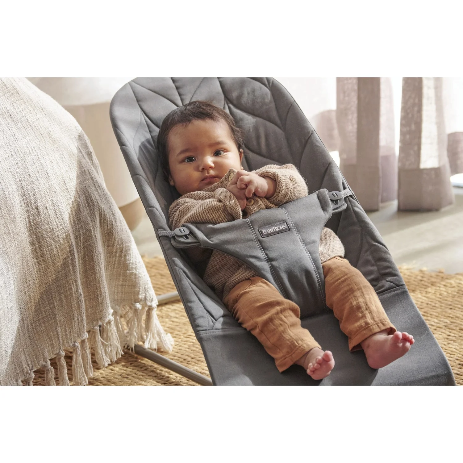 BabyBjörn Anthracite Grey Skråstol Bliss - Vævet, Blomsterbladsquilt - Image 24