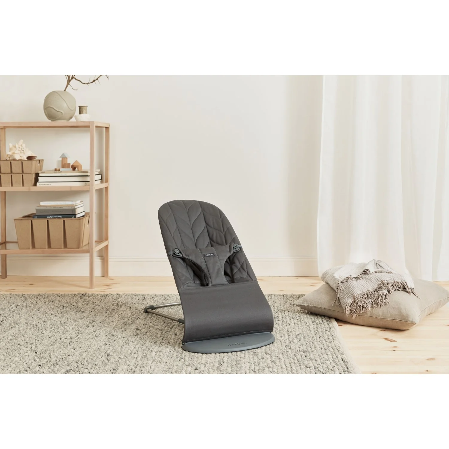 BabyBjörn Anthracite Grey Skråstol Bliss - Vævet, Blomsterbladsquilt - Image 30