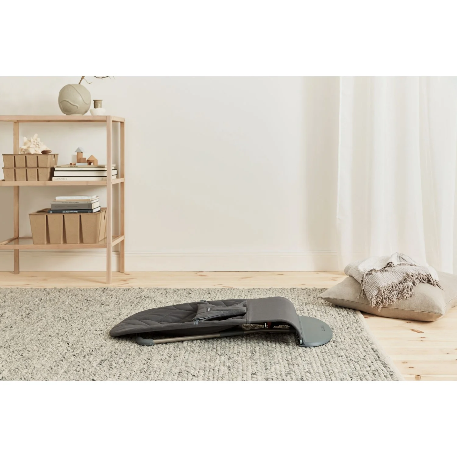 BabyBjörn Anthracite Grey Skråstol Bliss - Vævet, Blomsterbladsquilt - Image 31