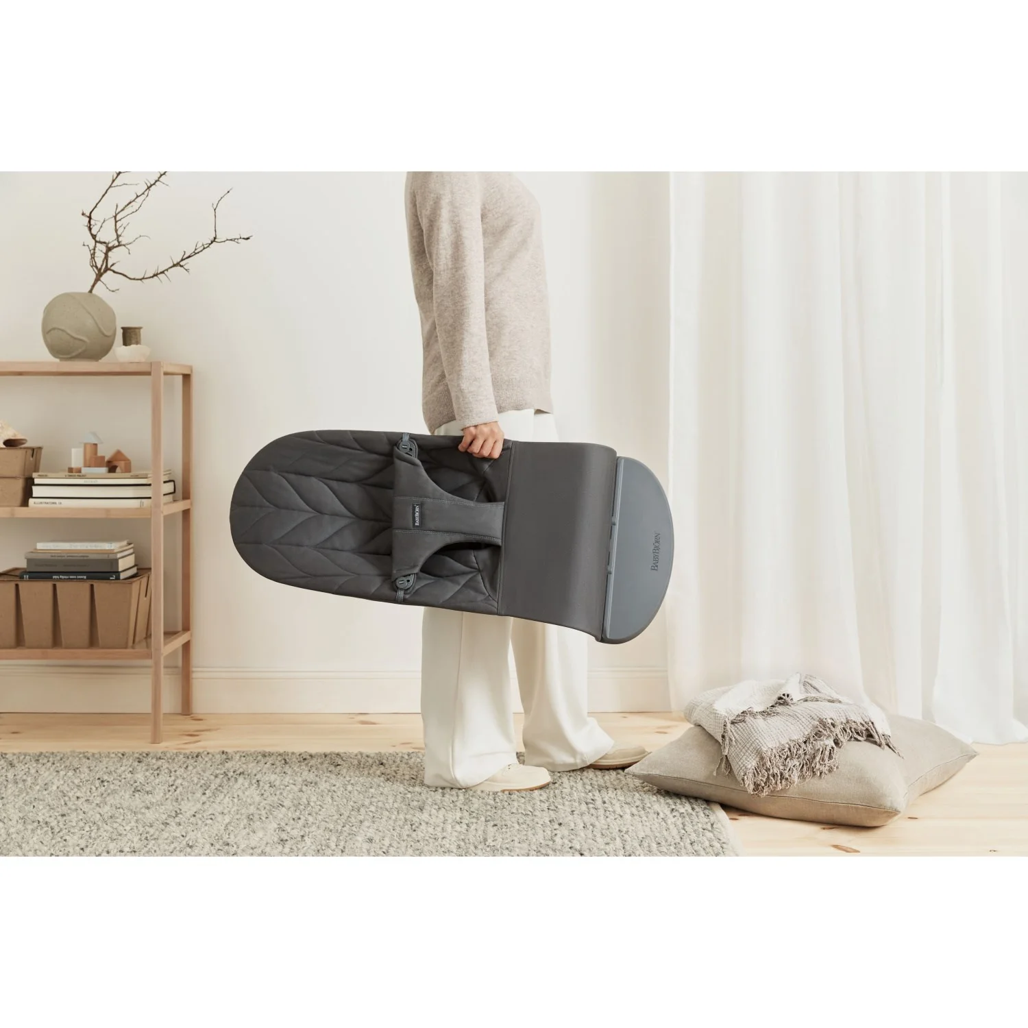 BabyBjörn Anthracite Grey Skråstol Bliss - Vævet, Blomsterbladsquilt - Image 34