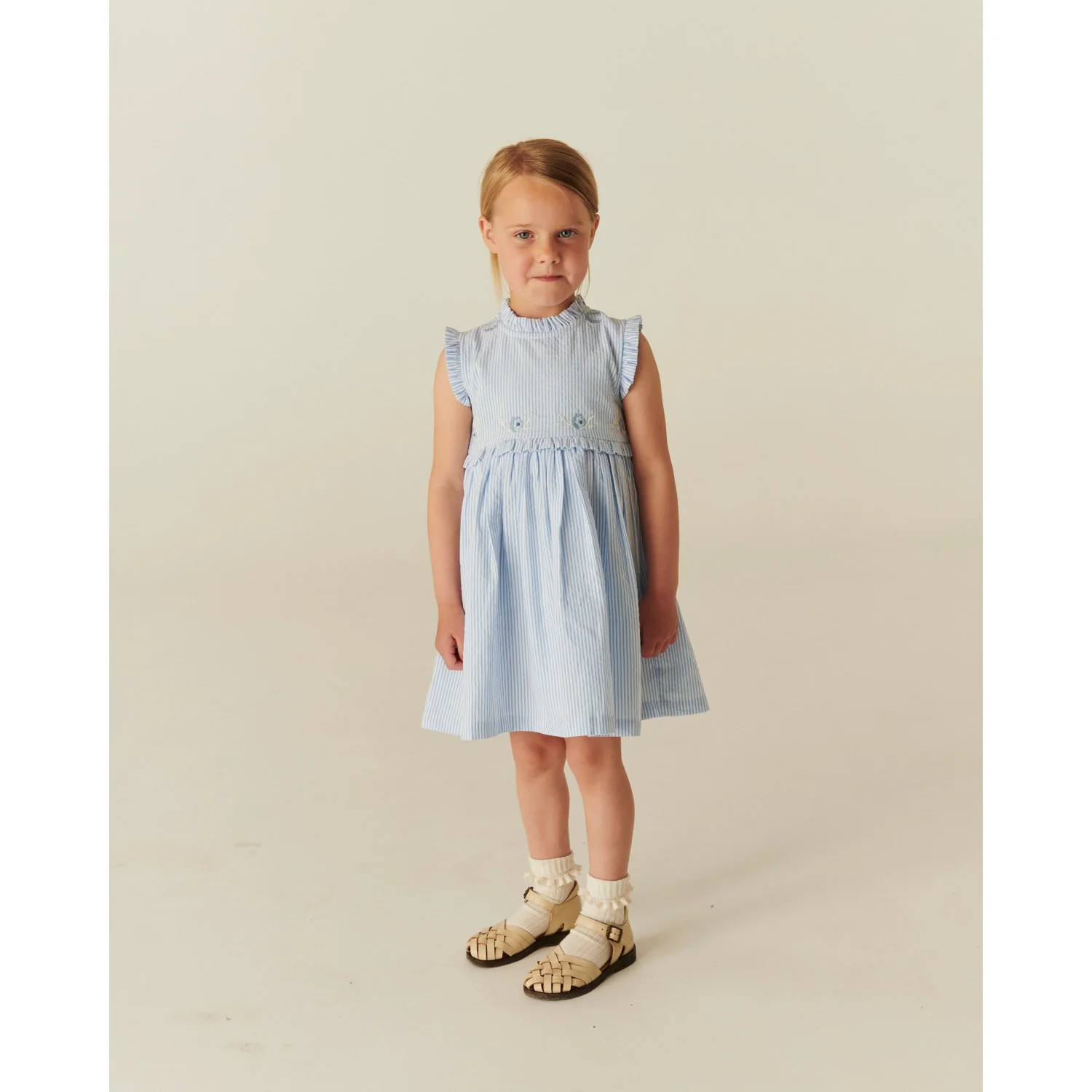 COPENHAGEN COLORS Sky Blue W Cream Stripe Seersucker Kjole W. Ruffles Og Emb. - Image 2