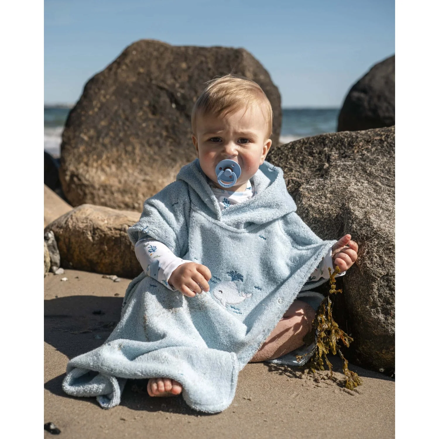 FILIBABBA Christian's Whale Tales Badeponcho Med Broderi GOTS - Image 2