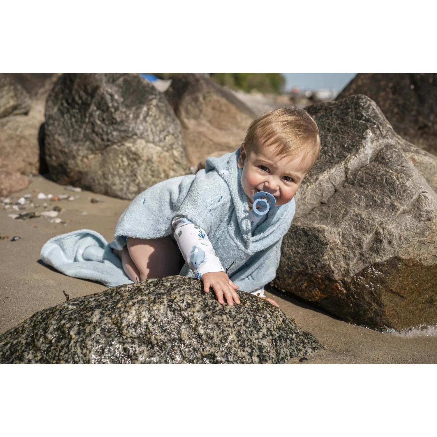 FILIBABBA Christian's Whale Tales Badeponcho Med Broderi GOTS - Image 3