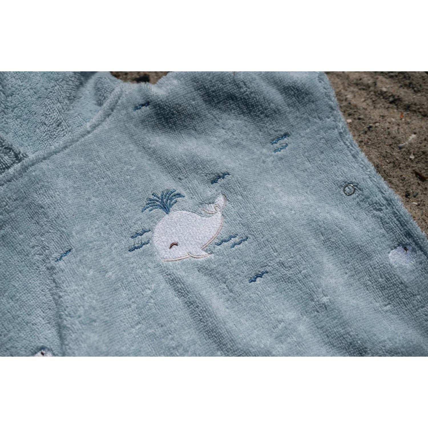 FILIBABBA Christian's Whale Tales Badeponcho Med Broderi GOTS - Image 4