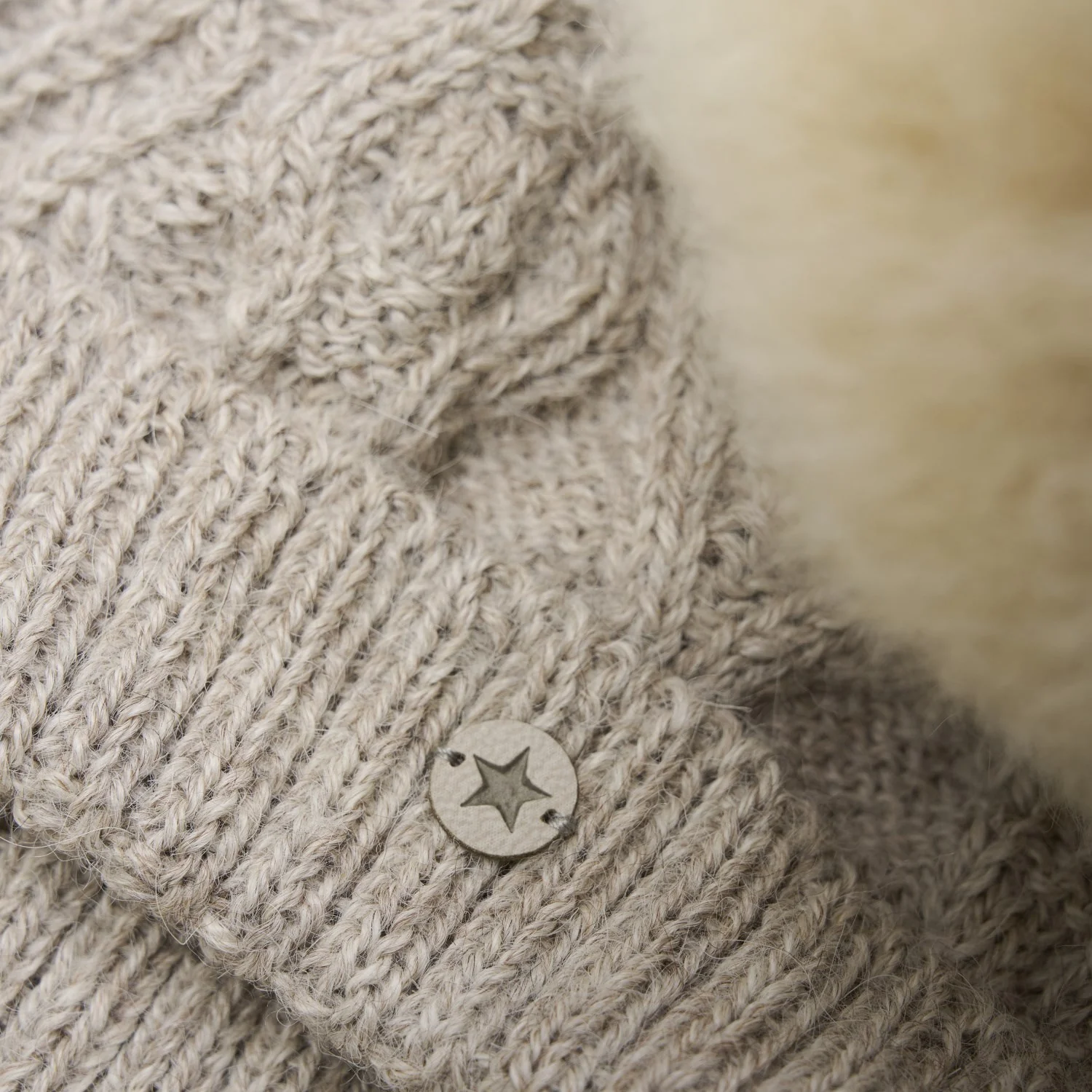 Huttelihut Camel Melange Hue Uld Strik Alpaca Pompom - Image 2