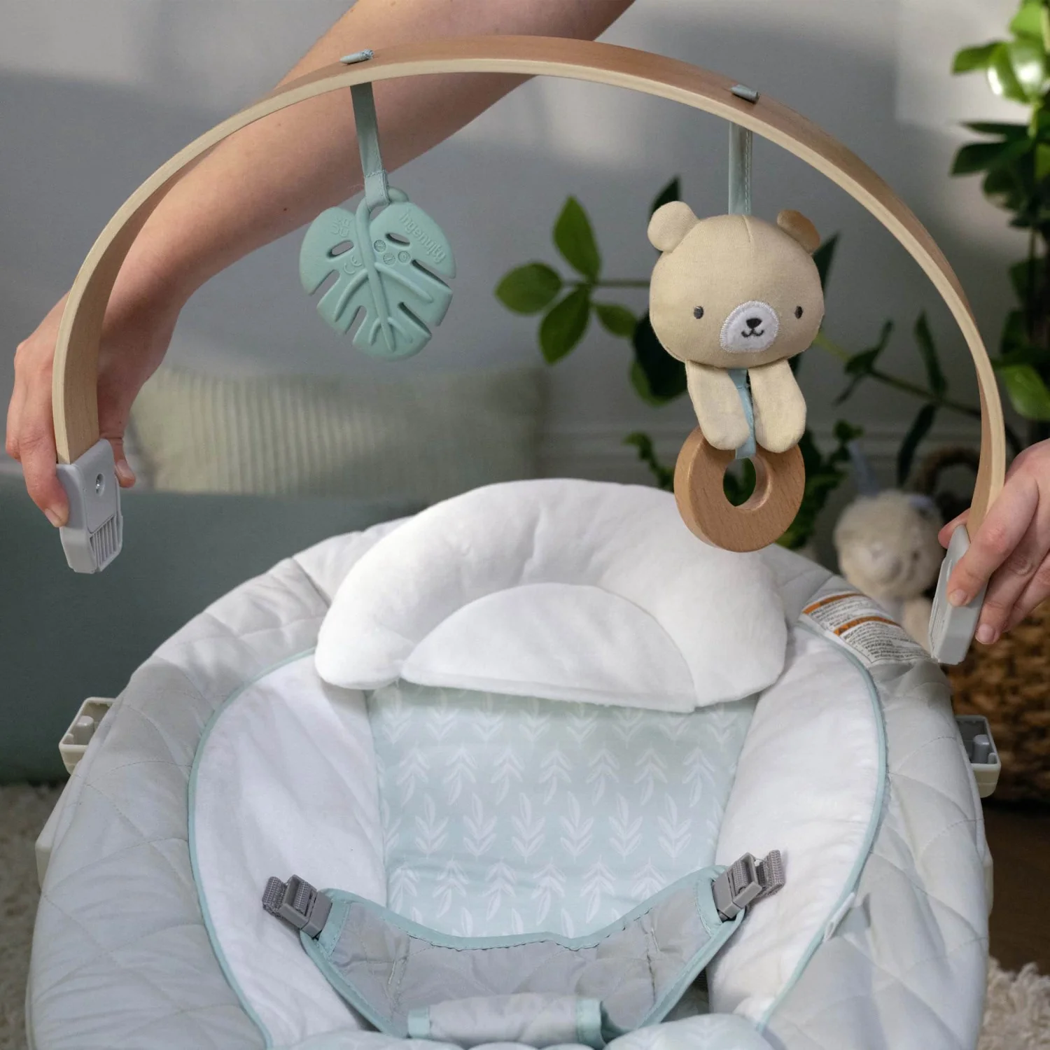 Ingenuity Grey Cosy Spot Skråstol Med Aktivitetsbøjle I Træ - Image 3