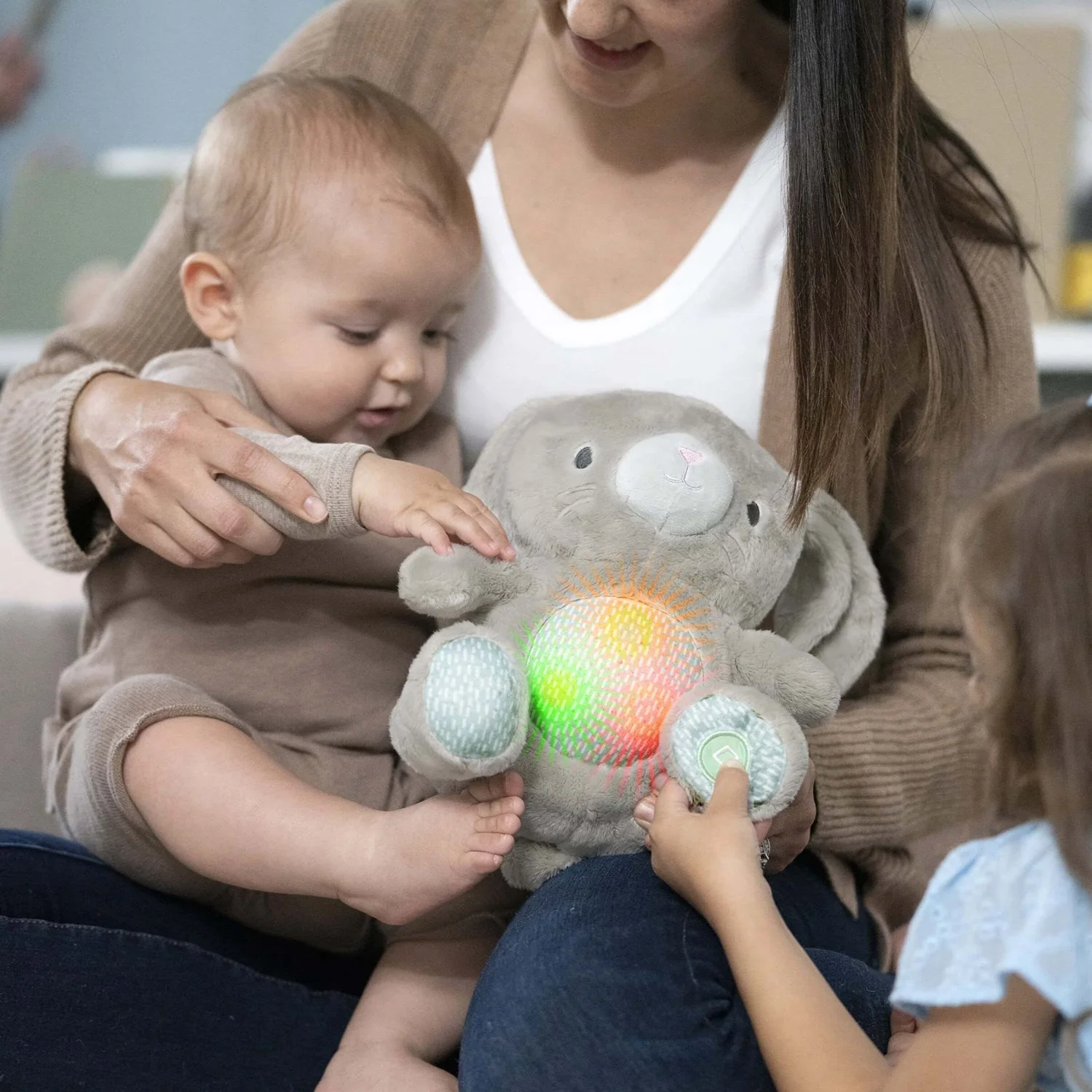 Ingenuity Grey Heart To Hugs™ Sylvi™ Kaninbamse Med Hjertelyd Og Lys - Image 6