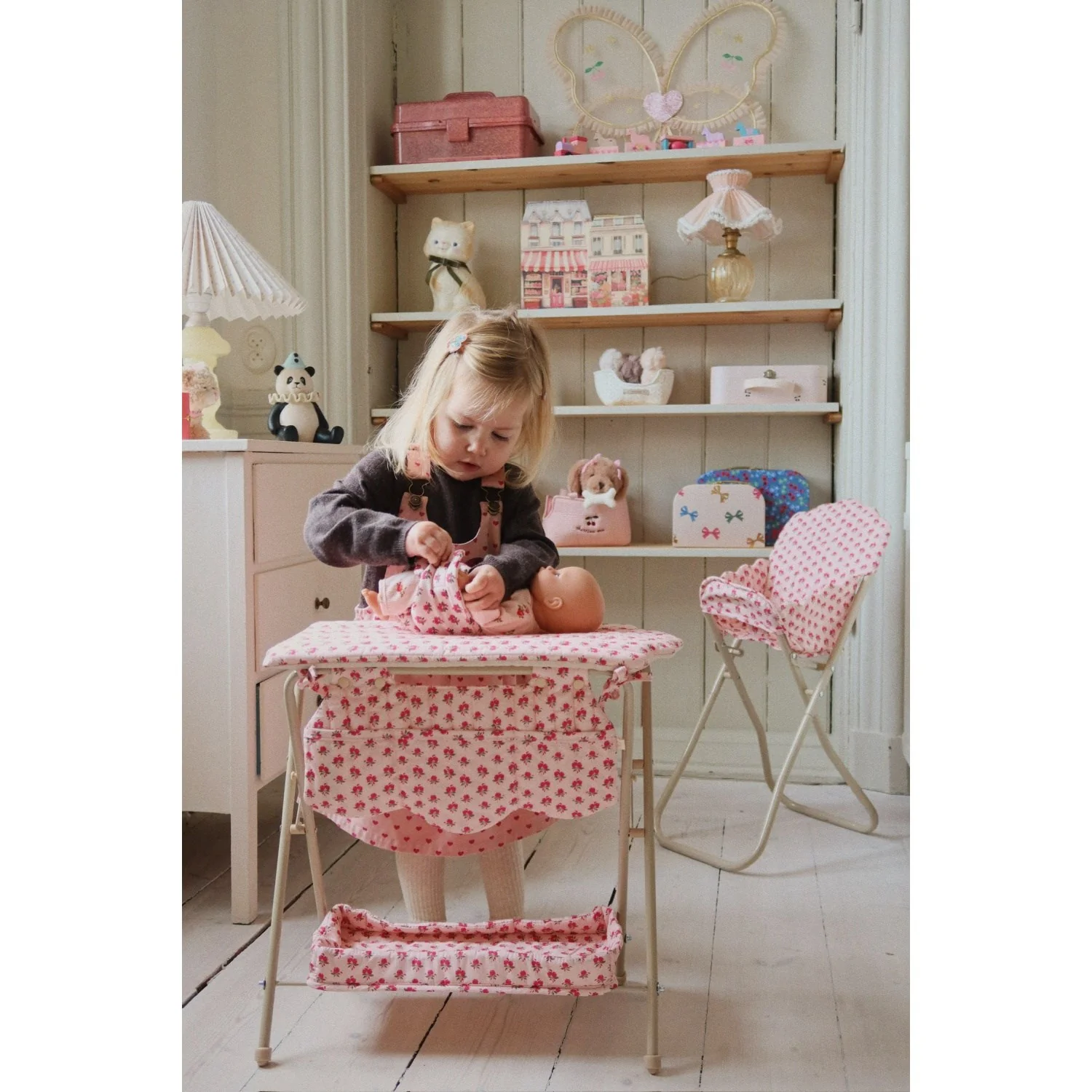 Konges Sløjd Rosie Rose Dukke Puslebord - Image 2
