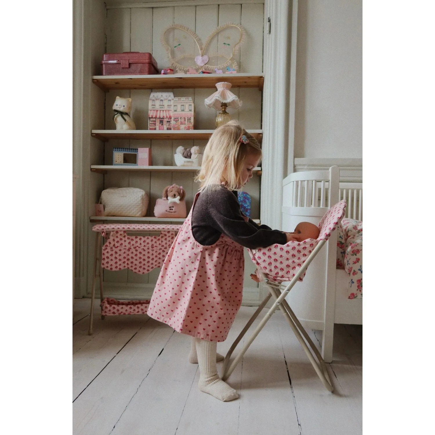 Konges Sløjd Rosie Rose Dukke Puslebord - Image 3