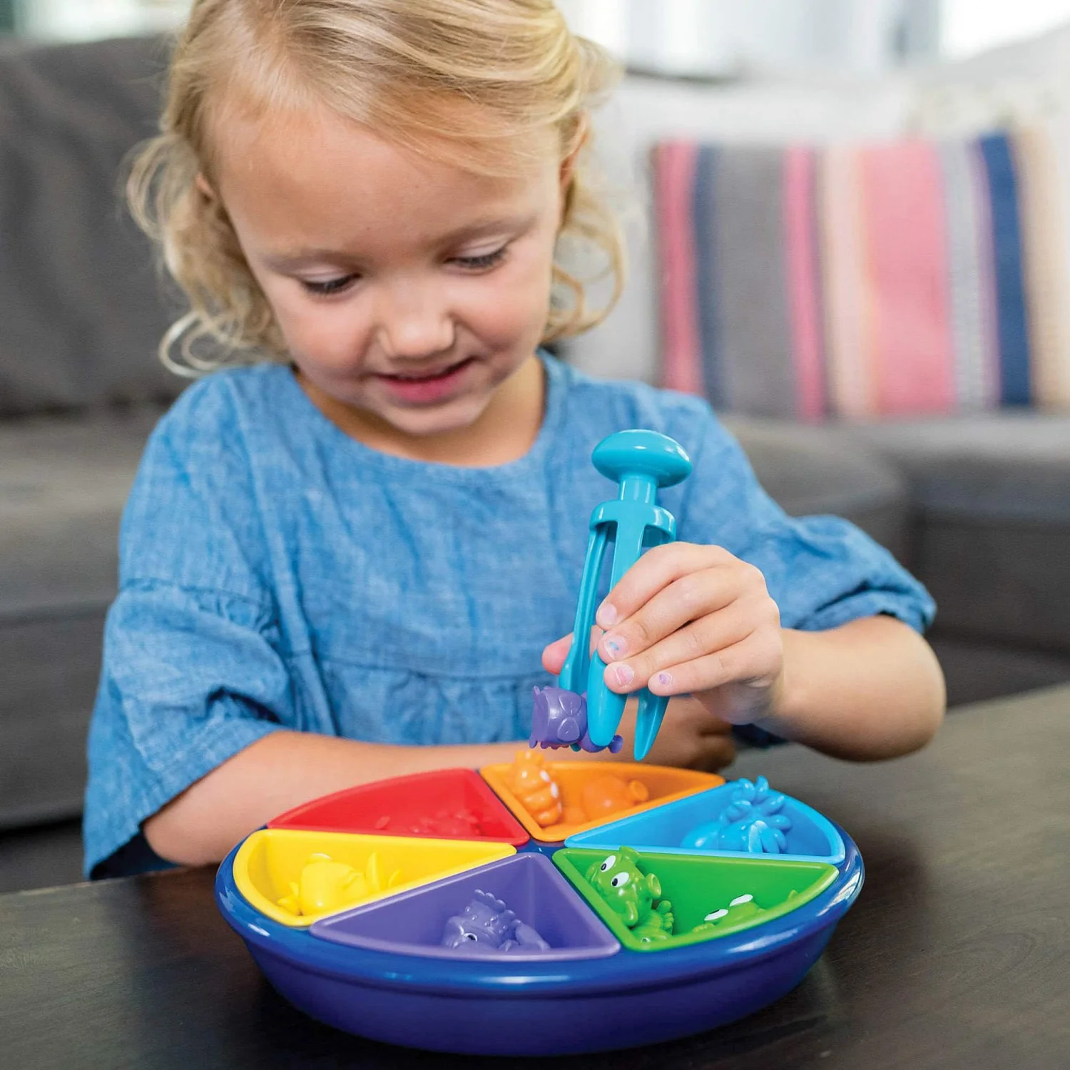 Learning Resources® Oodles Of Aliens!™ Sorting Saucer - Image 2