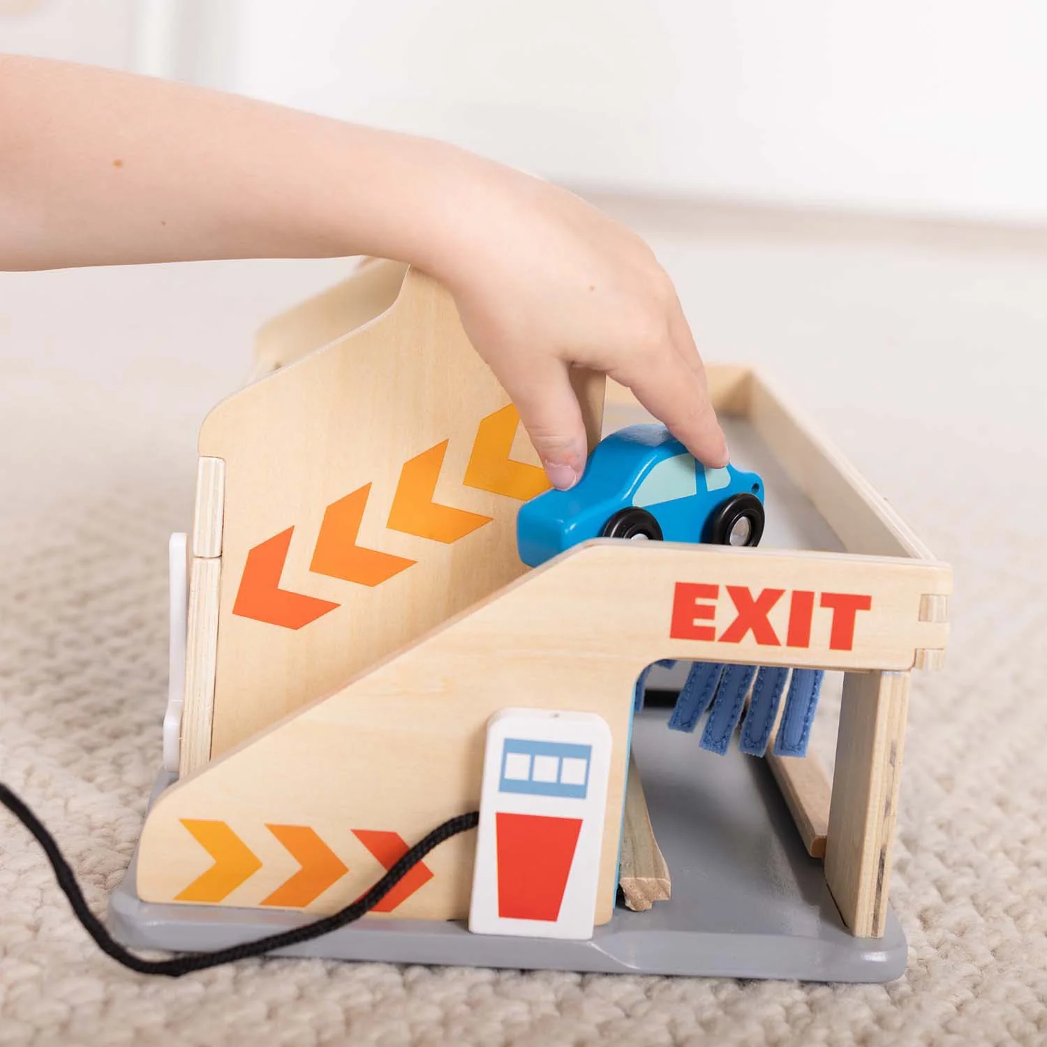 Melissa & Doug Multifarvet Parkeringshus Med Bilvask Og Tankstation - Image 4