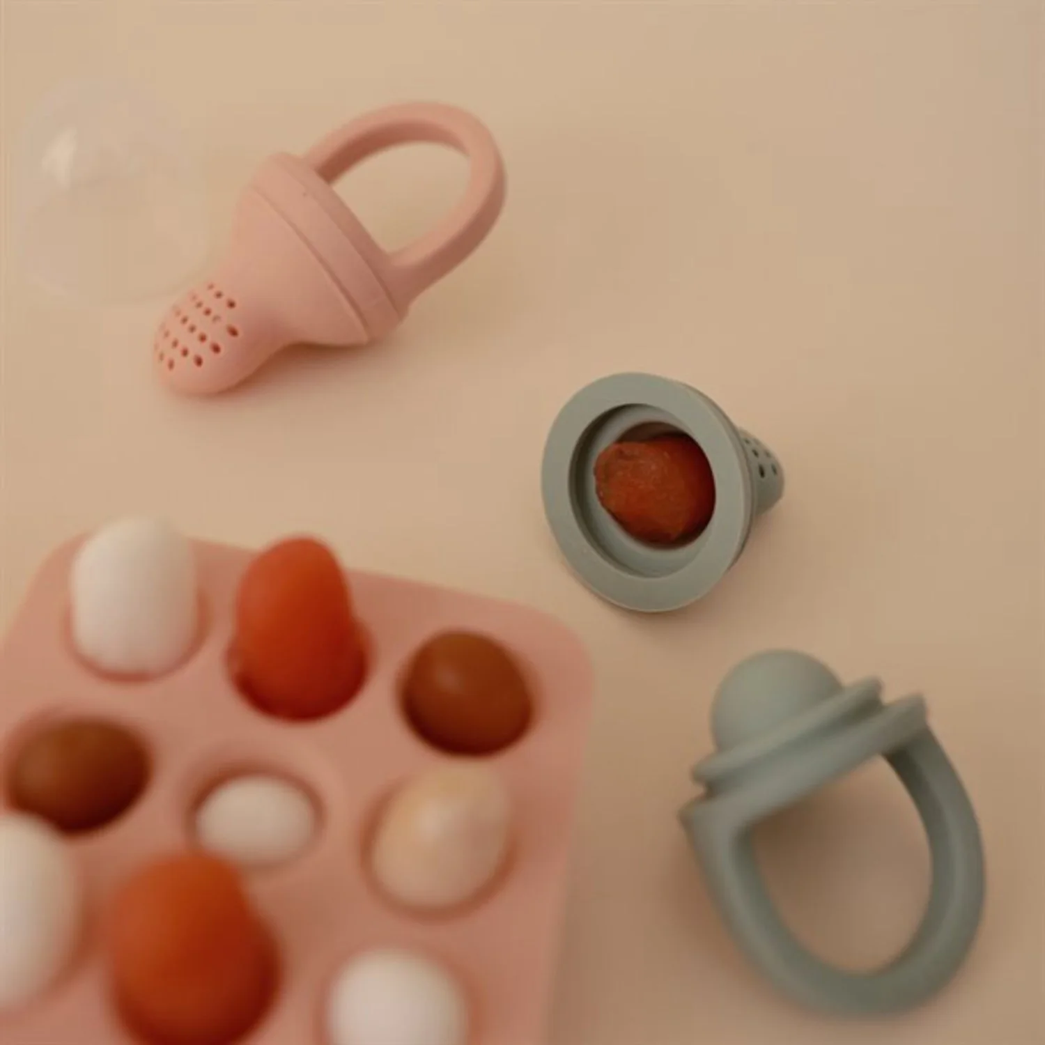Mushie Blush Fresh Food Feeder Freezer Tray - Image 4