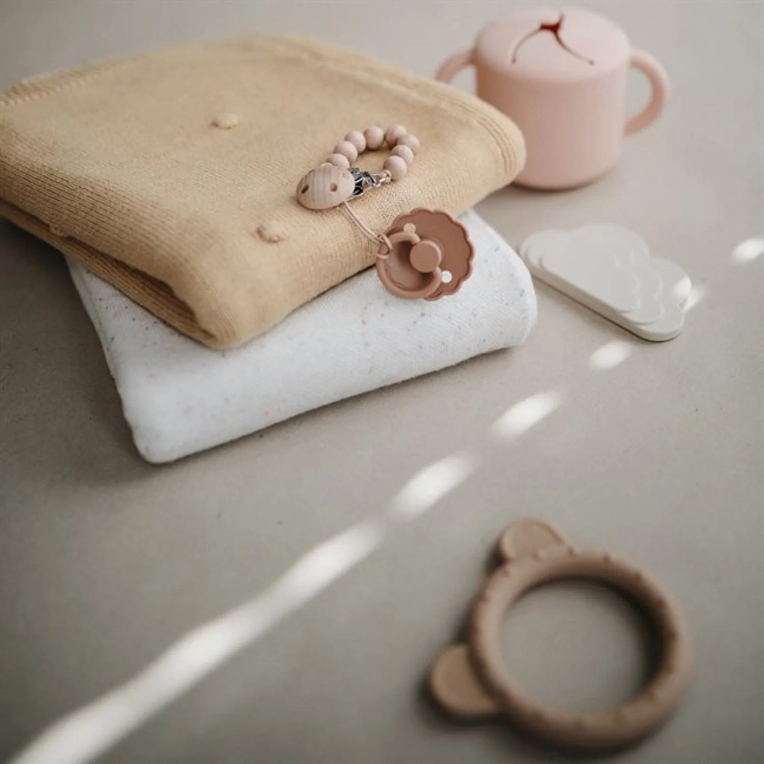 Mushie Textured Dots Blush Strikket Baby Tæppe - Image 3
